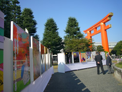 会場の京都市美術館南庭